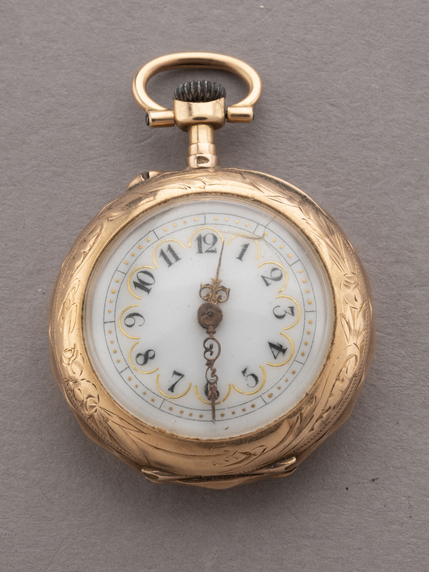 MONTRE DE COL en or rose 750 millièmes, cadran émaillé…