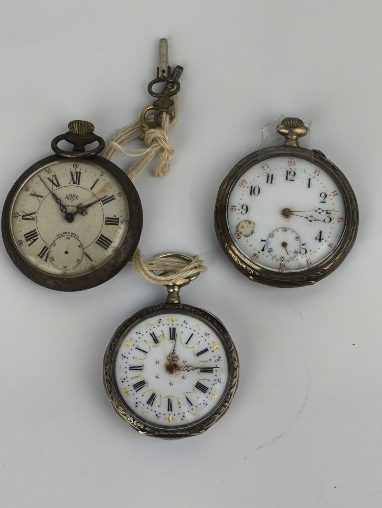 TROIS MONTRES de GOUSSET en argent 800 millièmes, deux à…
