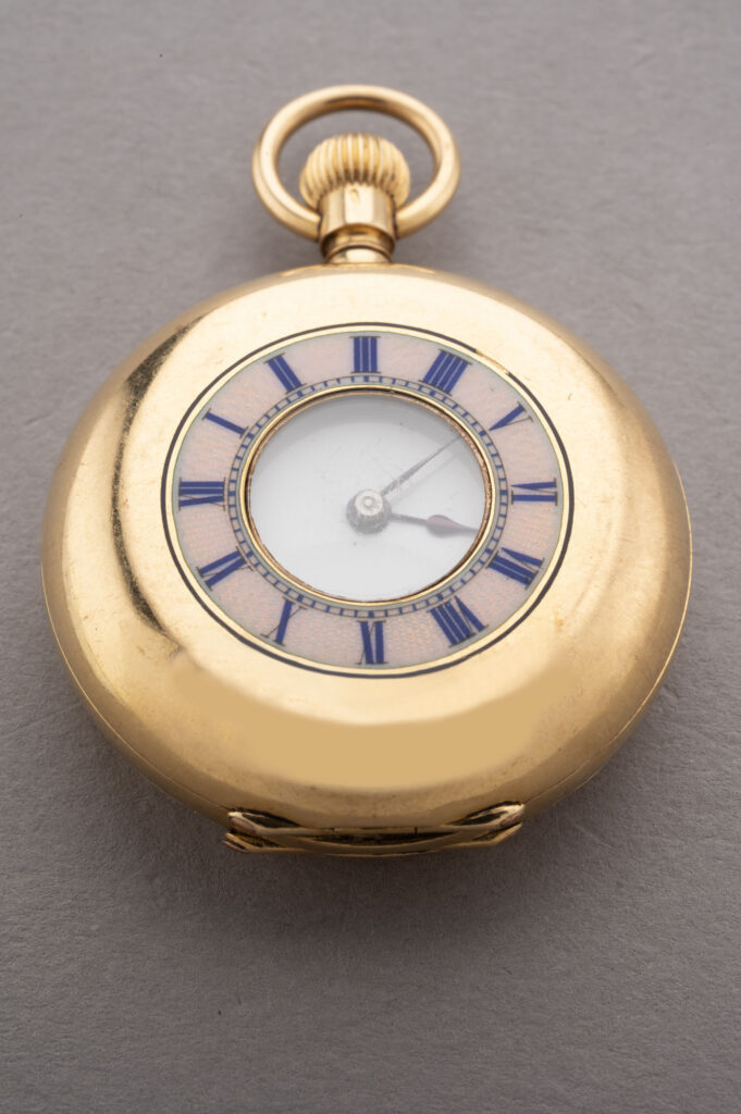 UNE MONTRE DE COL en or rose 750 millièmes, le…