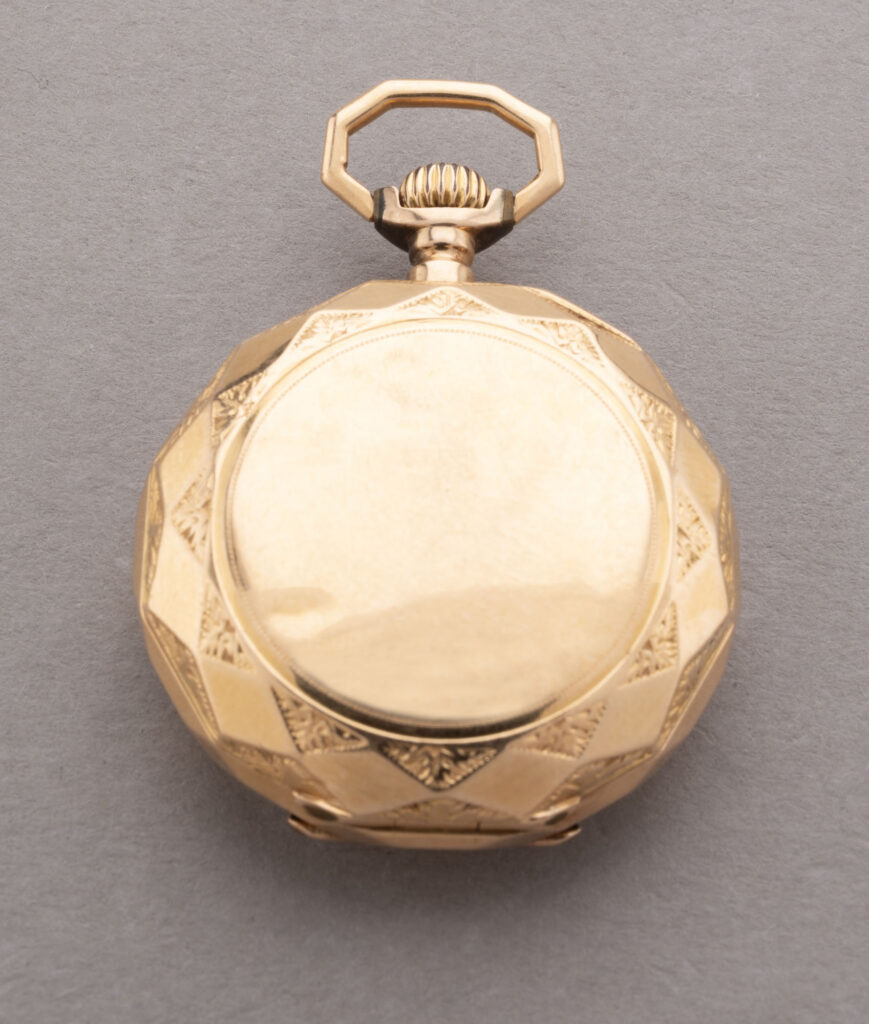 MONTRE DE COL en or rose 750 millièmes, le boitier…