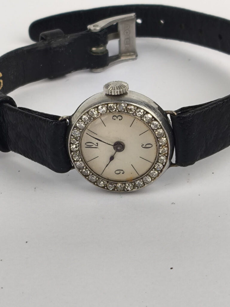 MONTRE DE DAME en platine 800 millièmes, le cadran rond…