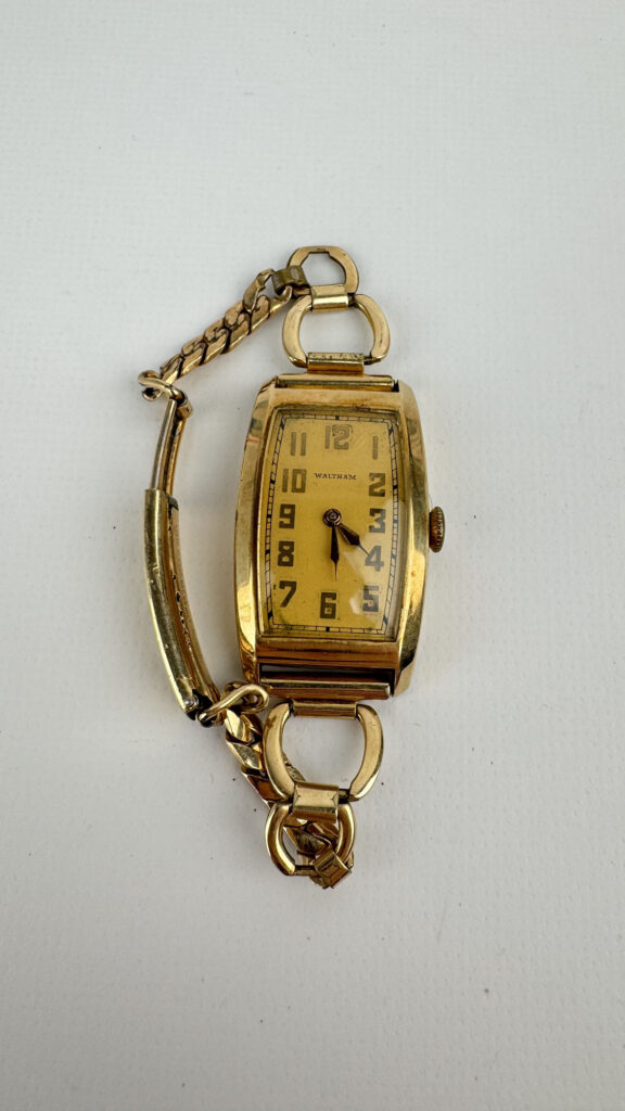 WALTHAM : MONTRE en plaqué or, boitier rectangulaire 24 x…