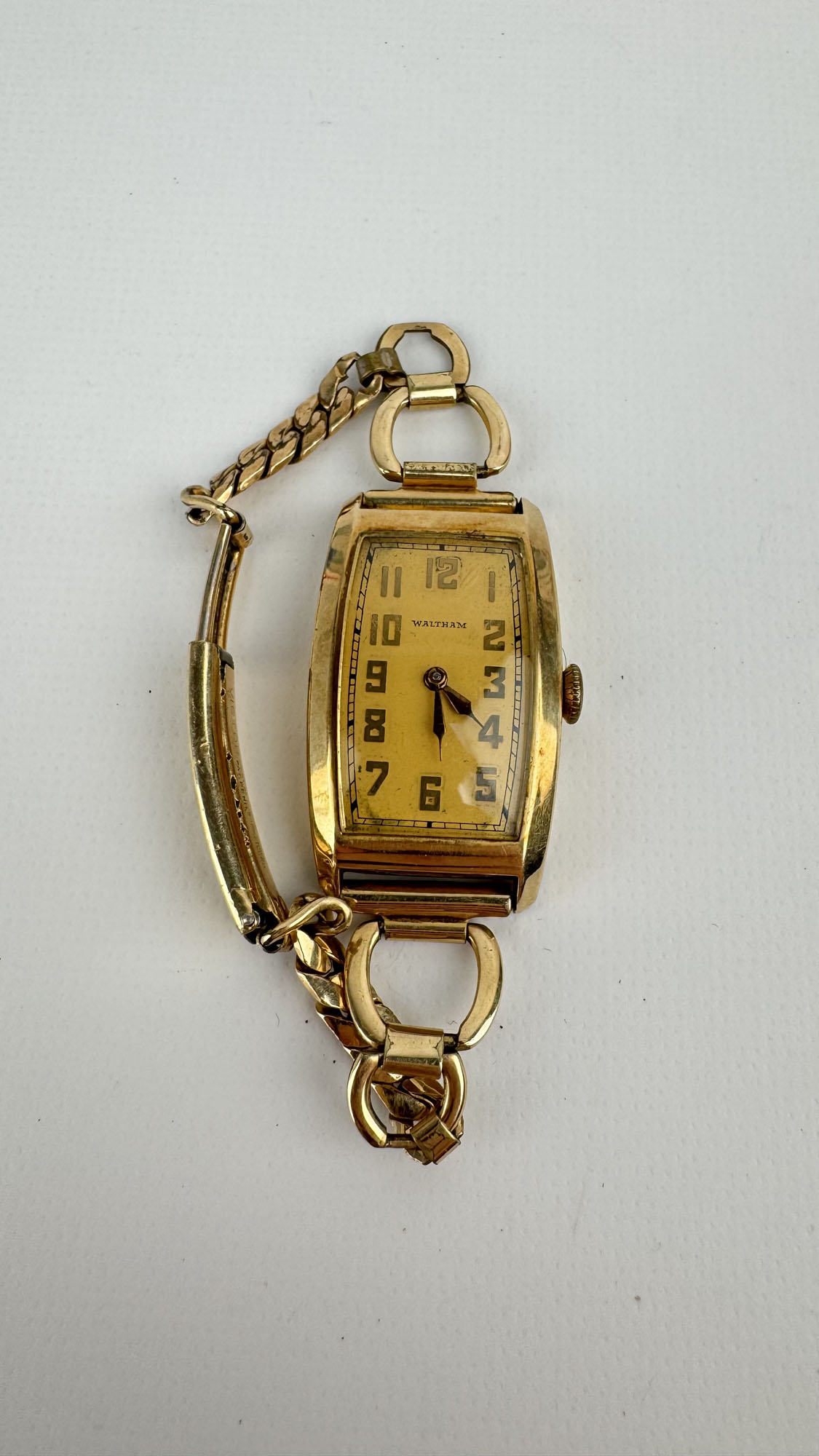 WALTHAM : MONTRE en plaqué or, boitier rectangulaire 24 x…
