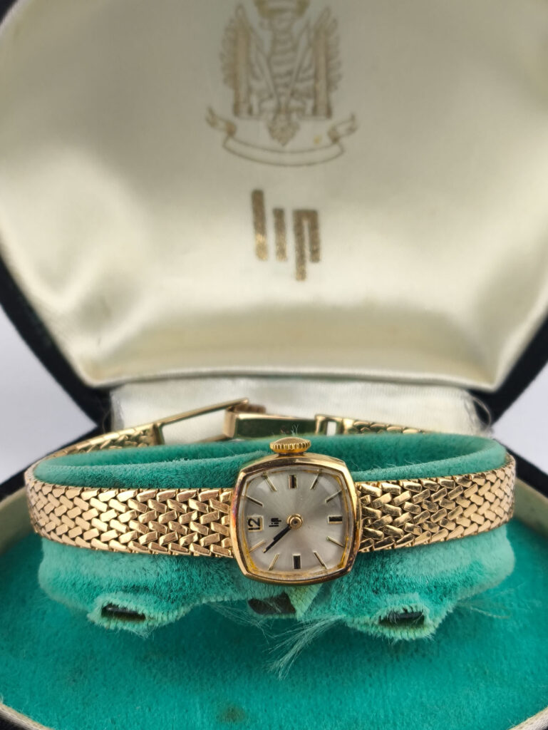 MONTRE LIP en or 750 millièmes, boitier de forme carrée,…
