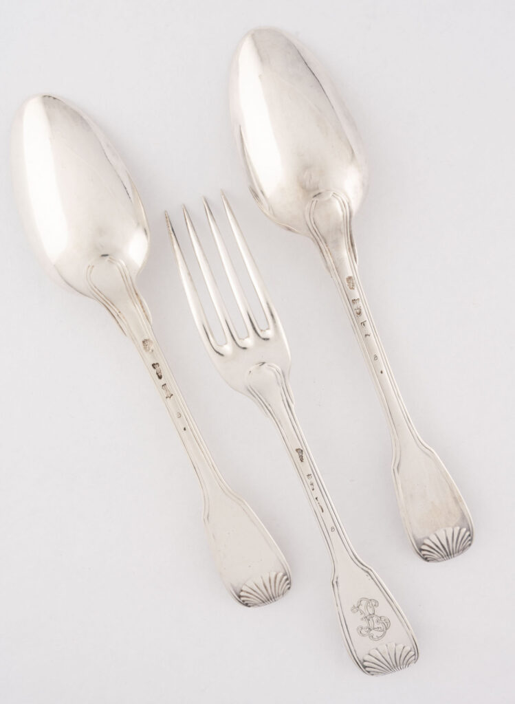 PAIRE DE CUILLERS ET UNE FOURCHETTE en argent, PARIS 1765…
