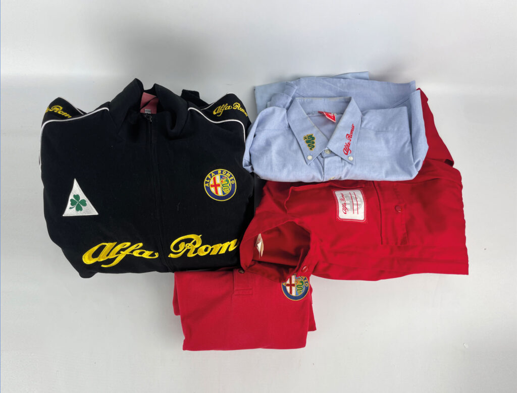 ALFA ROMEO : ENSEMBLE DE VETEMENTS DE COURSE comprenant 1…