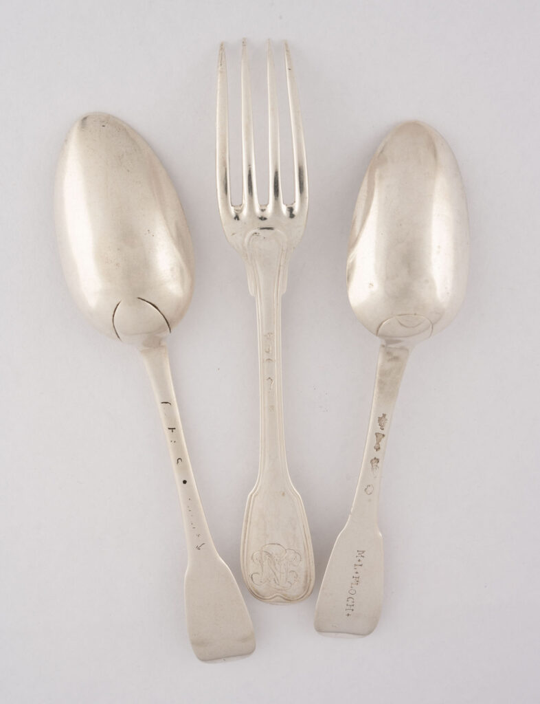 DEUX CUILLERS ET UNE FOURCHETTE en argent, PARIS 1787 par…