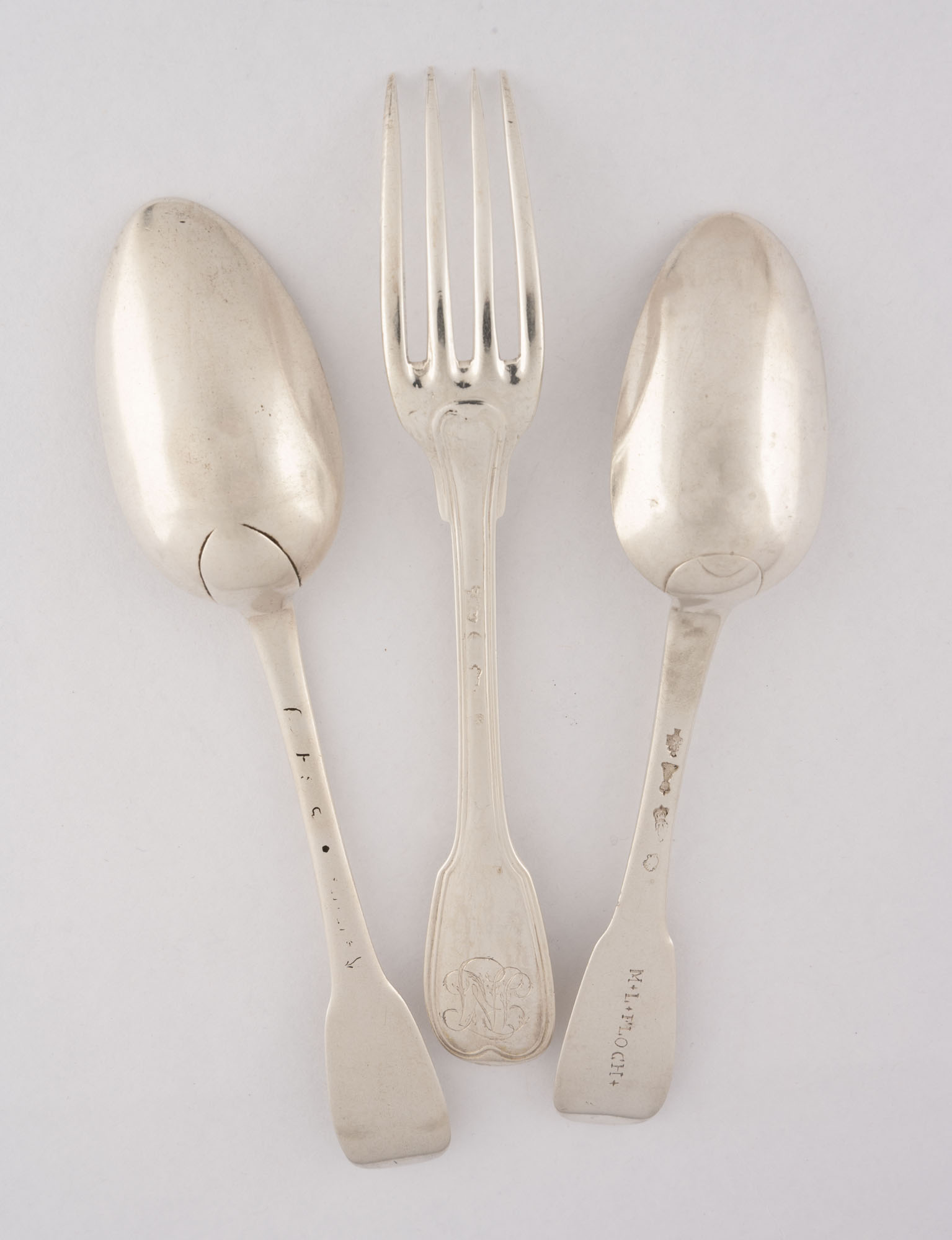 DEUX CUILLERS ET UNE FOURCHETTE en argent, PARIS 1787 par…