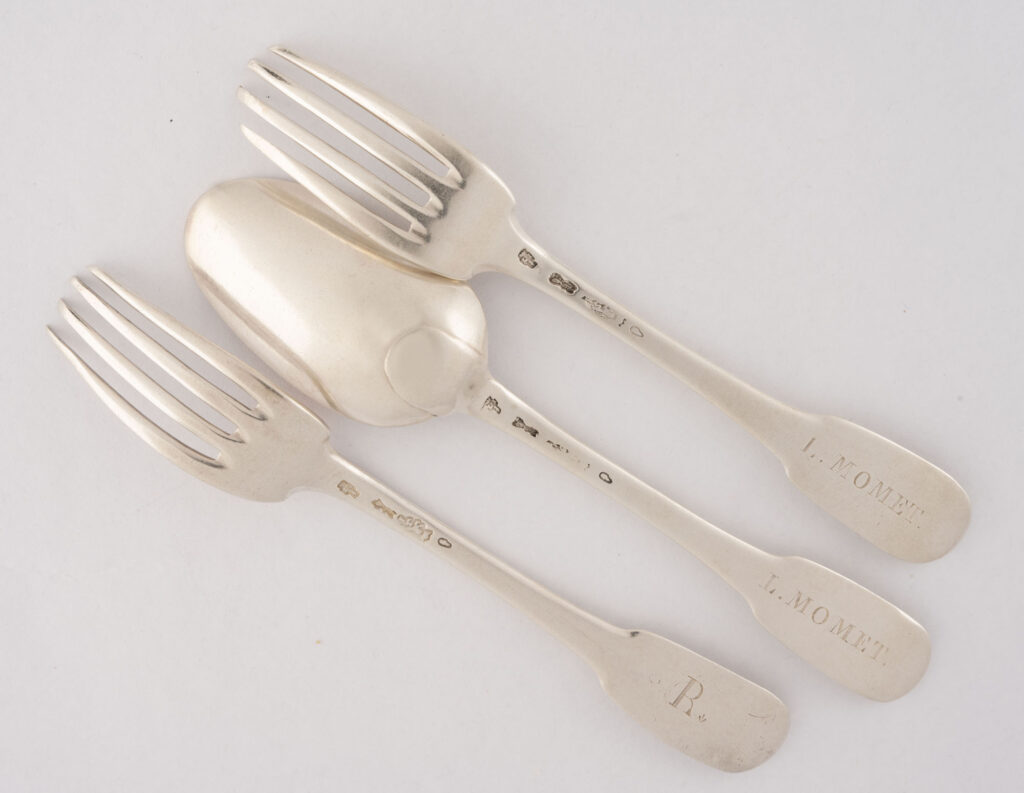 COUVERT ET UNE FOURCHETTE en argent, LYON 1747-1748 par Louis…