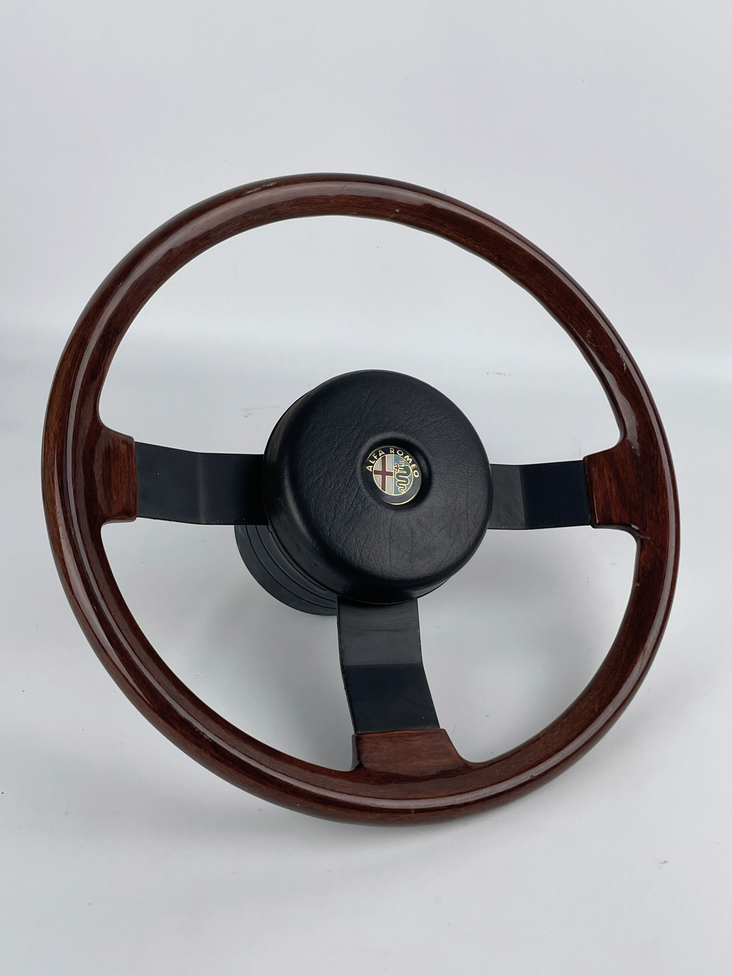 ALFA ROMEO : VOLANT à trois branches en acier peint…