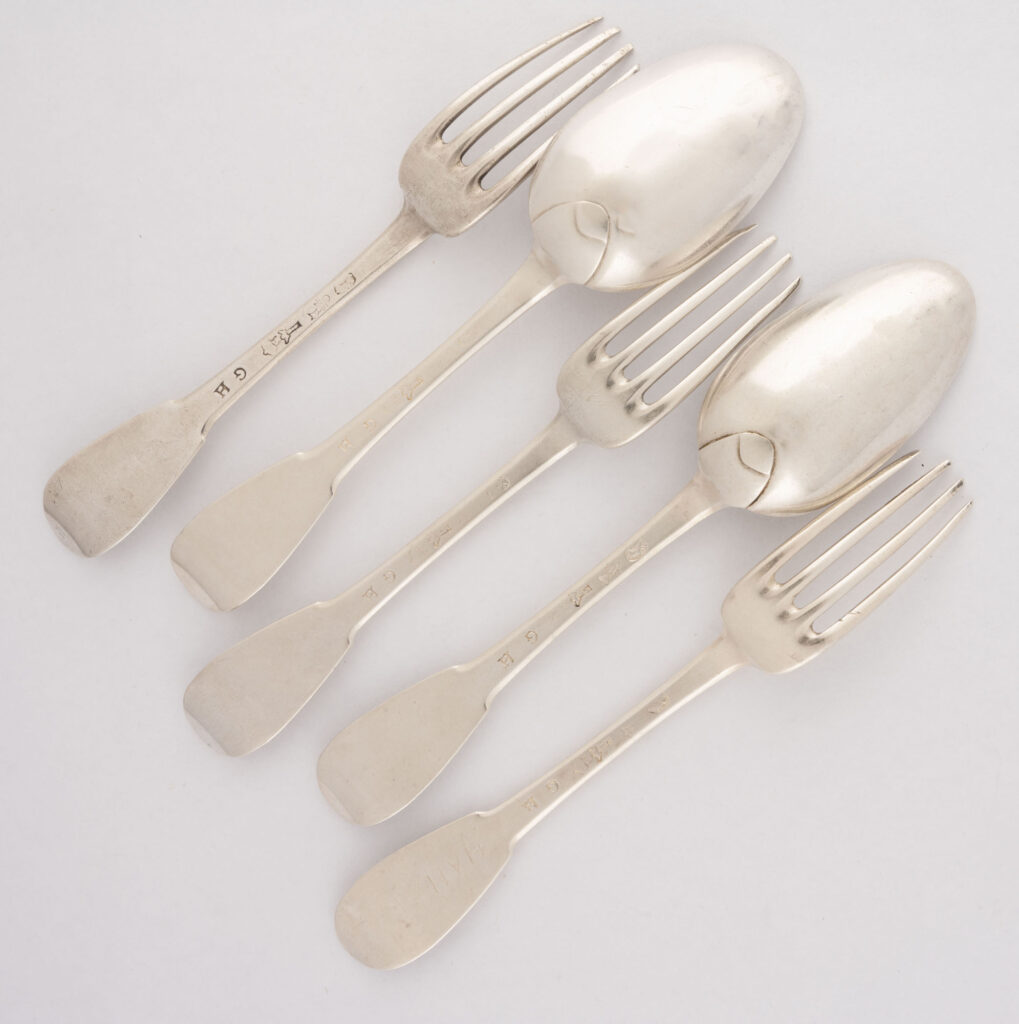 SUITE DE DEUX COUVERTS ET UNE FOURCHETTE en argent, REIMS…