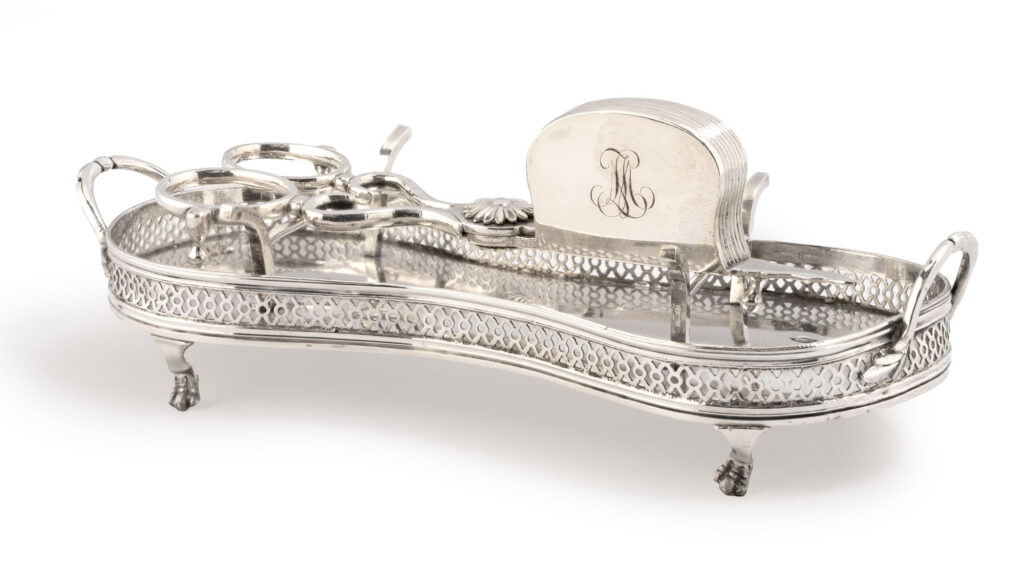 PAIRE DE MOUCHETTES ET LEUR PLATEAU en argent, PARIS 1809-1819…
