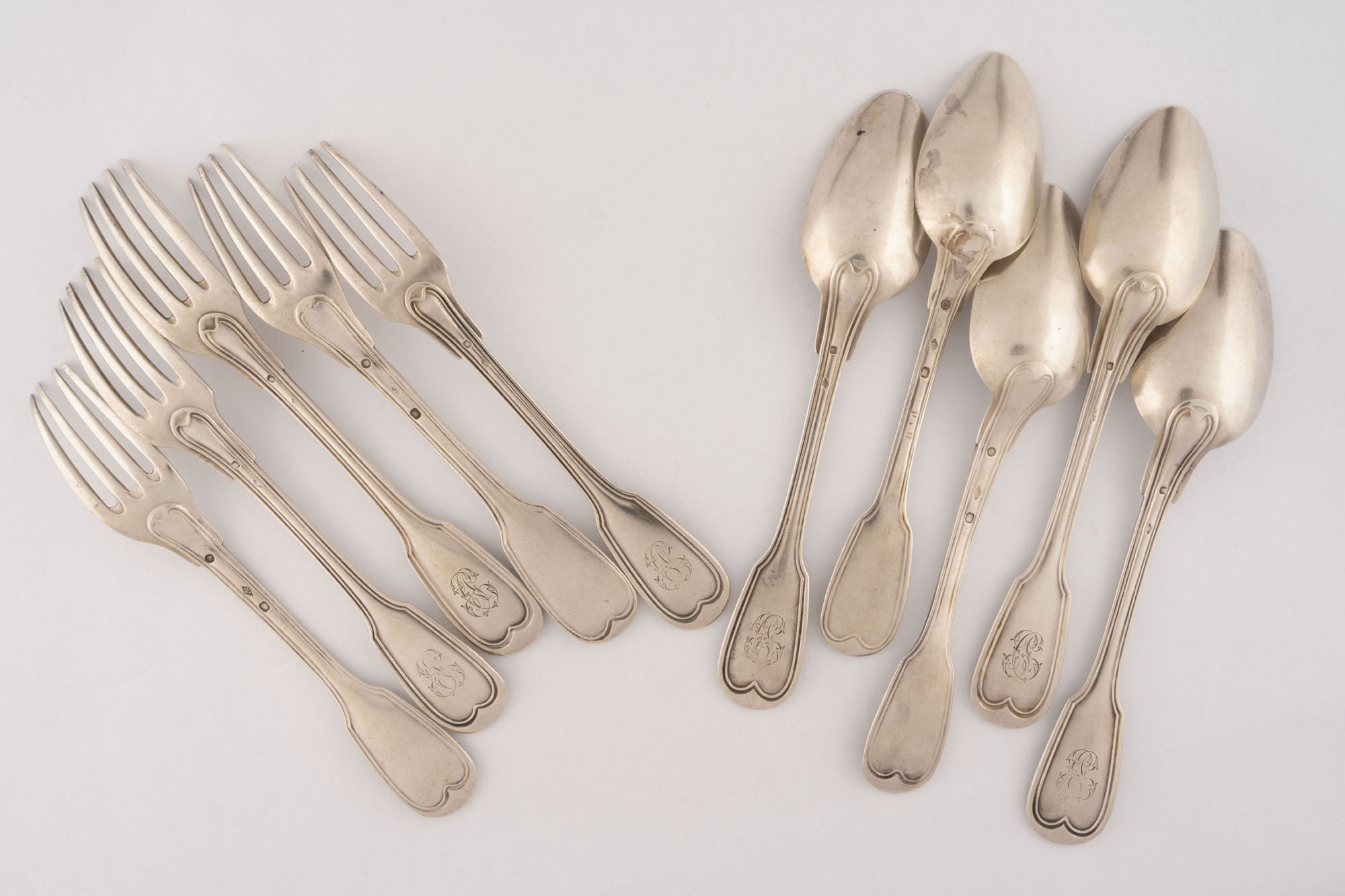 ENSEMBLE DE CINQ COUVERTS en argent dont deux PARIS 1819-1838…