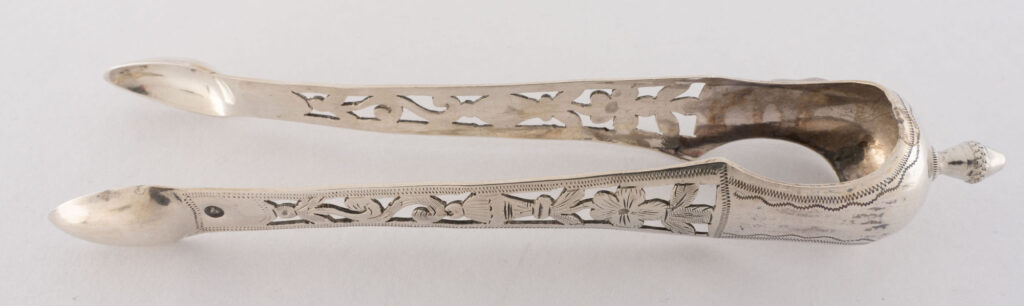 PINCE À SUCRE en argent, PARIS 1819-1838 surmontée d&rsquo;un bouton…