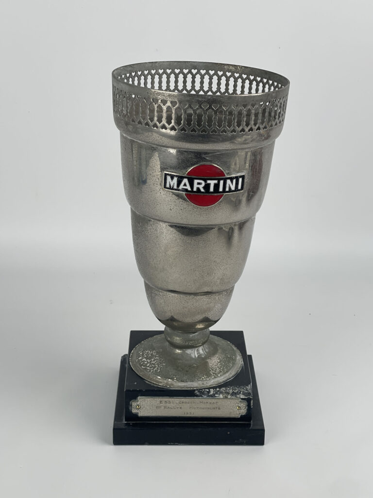 COUPE DE PRIX motocycliste en métal argenté, sur base marbre…