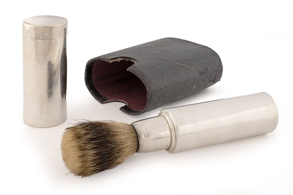 NÉCESSAIRE À BARBE en argent, poinçon Minerve 1er Titre entre…