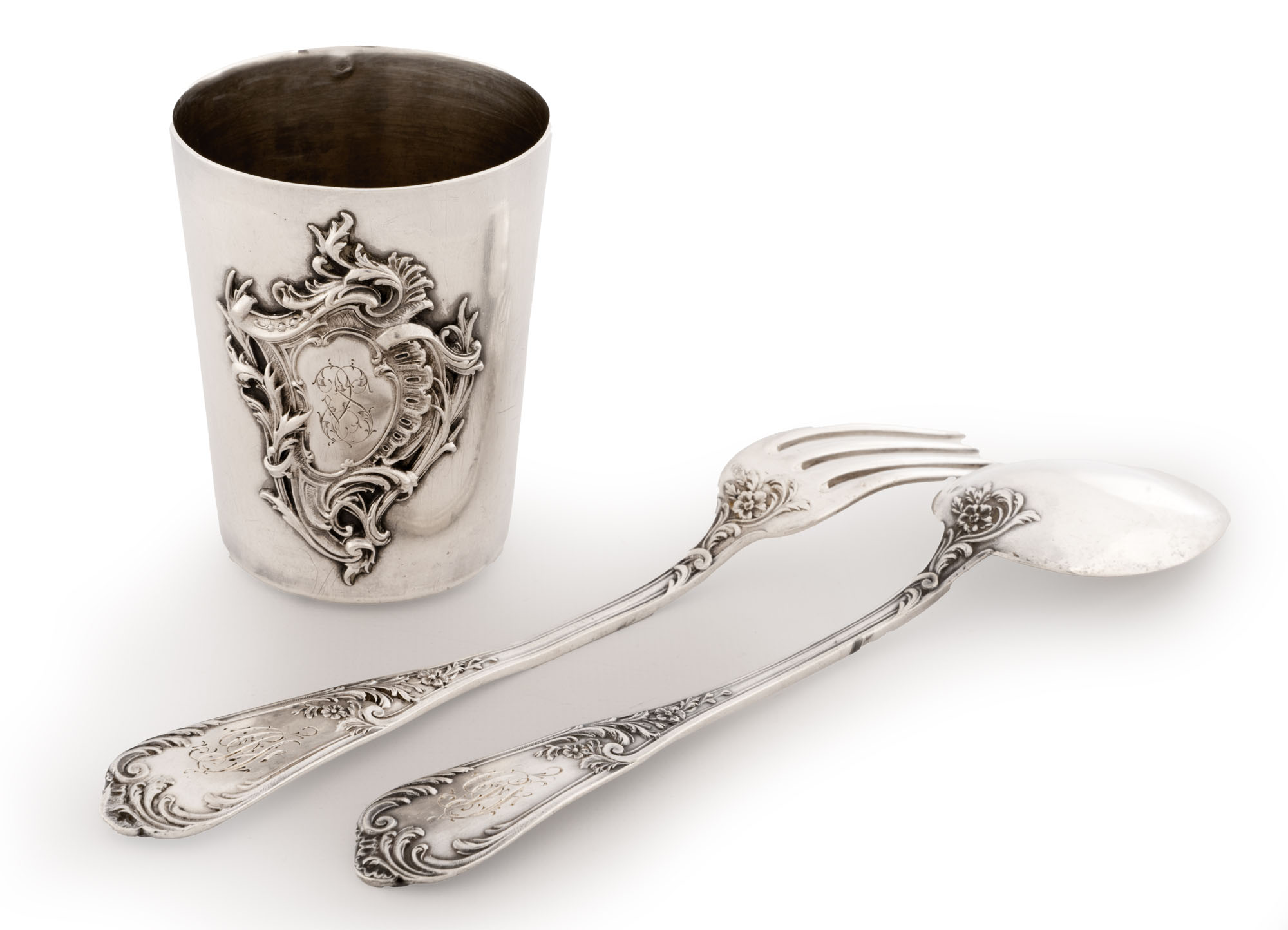 TIMBALE ET COUVERT D’ ENFANT en argent, poinçon Minerve 1er…