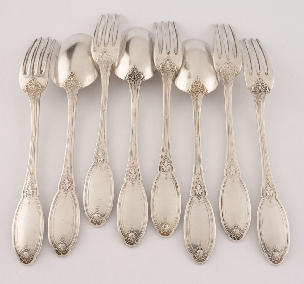 SUITE DE TROIS COUVERTS ET DEUX FOURCHETTES en argent, poinçon…