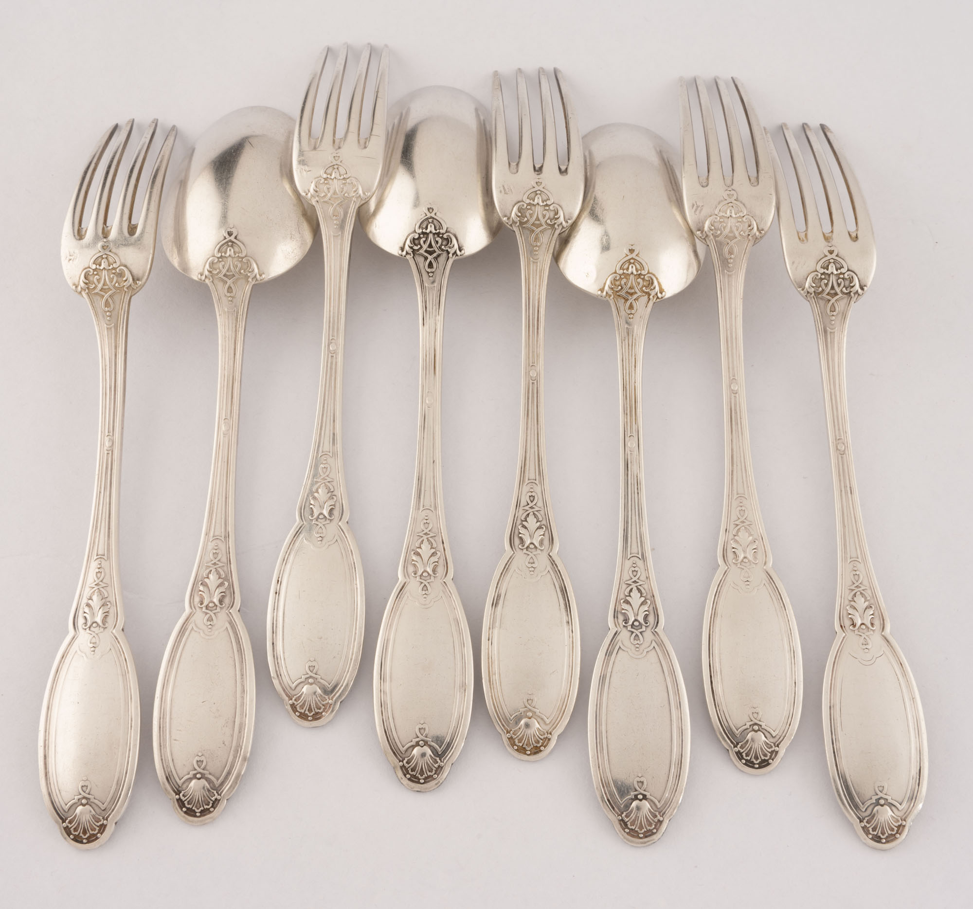 SUITE DE TROIS COUVERTS ET DEUX FOURCHETTES en argent, poinçon…