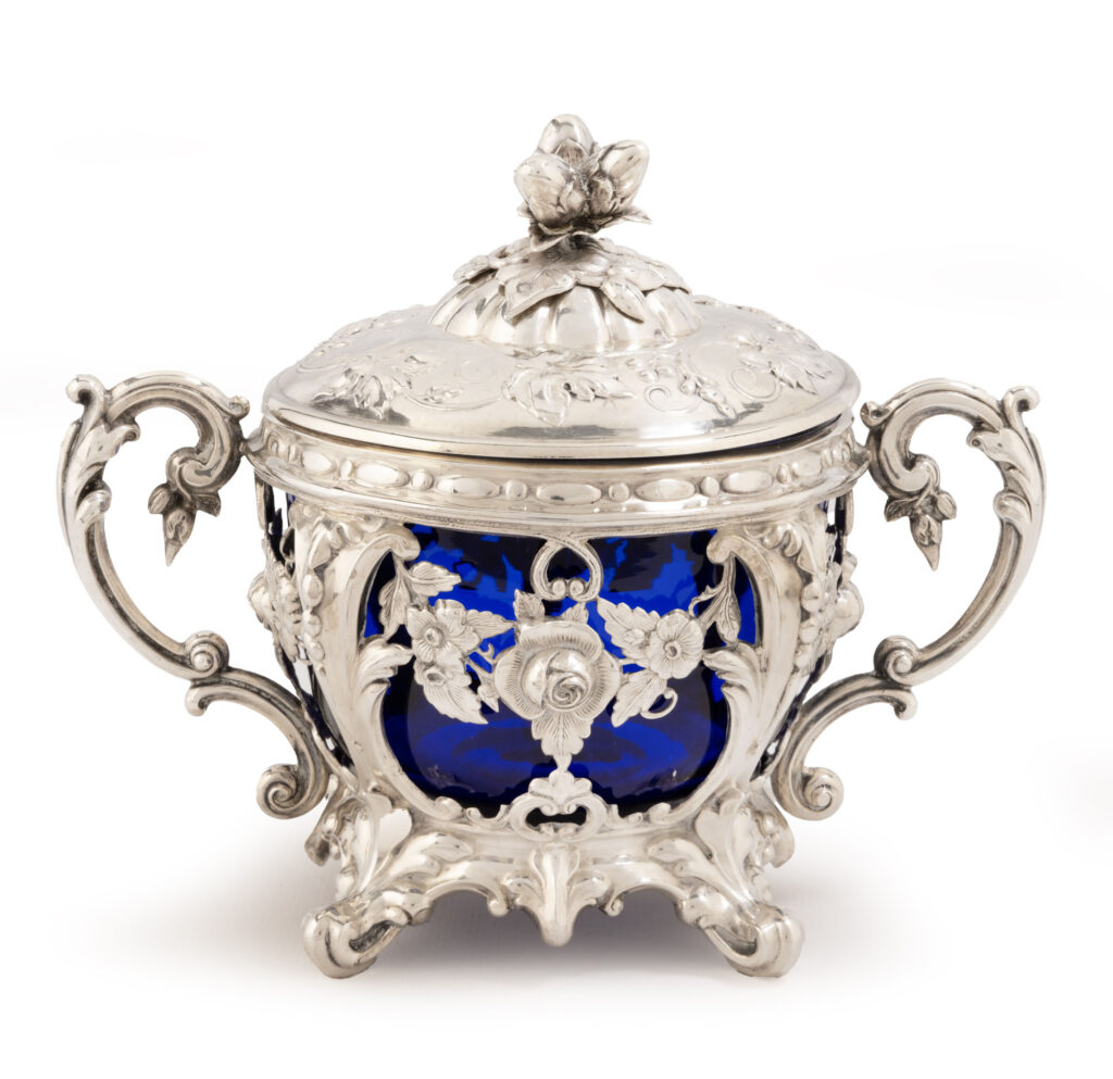 SUCRIER en argent, poinçon Minerve 1er titre, de style Louis…