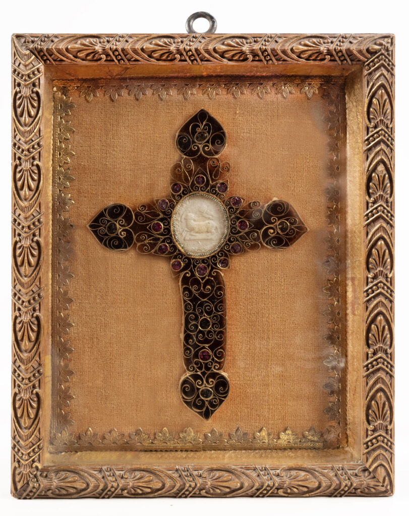 RELIQUAIRE EN PAPEROLLES formant une croix et orné au milieu…