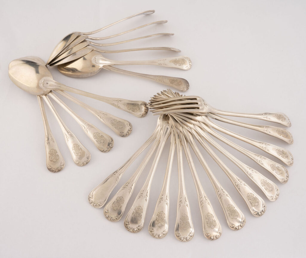 SUITE DE DOUZE FOURCHETTES ET ONZE CUILLERS en argent, poinçon…