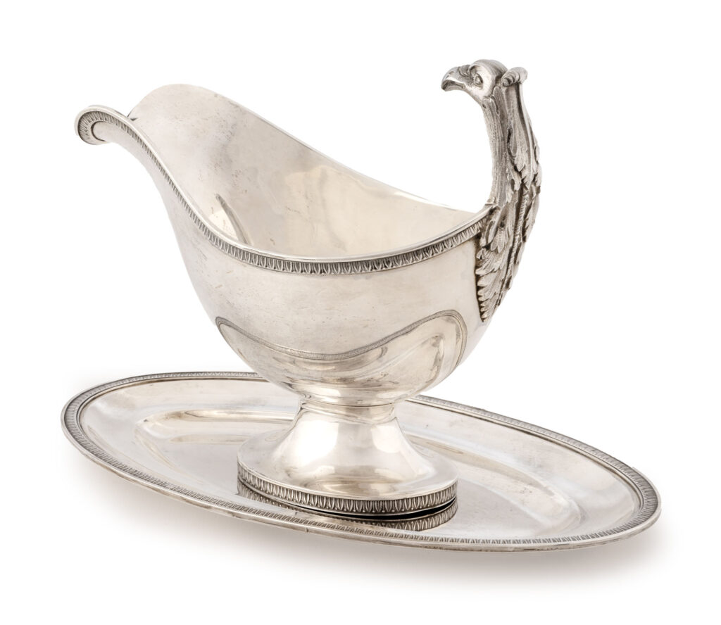 SAUCIÈRE ET SON PLATEAU en argent, poinçon Minerve 1er titre…