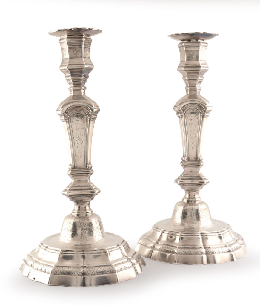 PAIRE DE FLAMBEAUX ET LEURS BOBÈCHES en bronze argenté de…