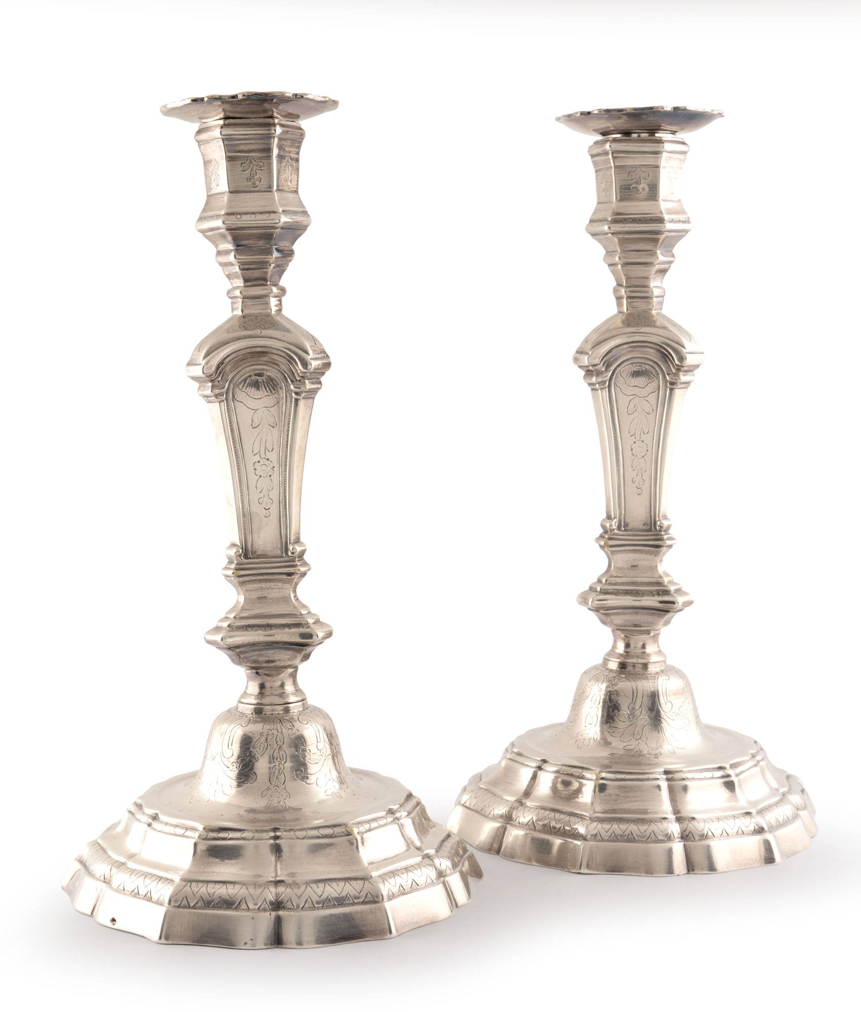 PAIRE DE FLAMBEAUX ET LEURS BOBÈCHES en bronze argenté de…