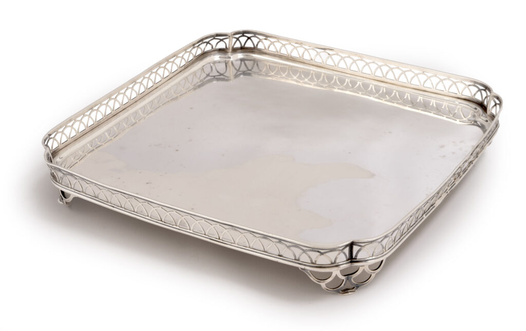 PLATEAU en argent, PAYS-BAS, Amsterdam vers 1800 par l&rsquo; orfèvre…