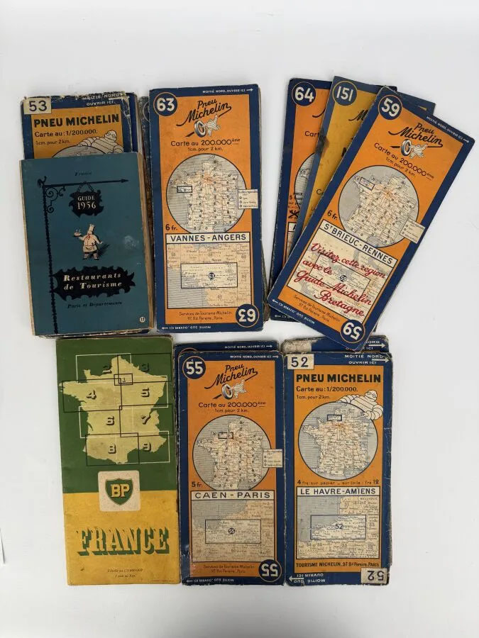 LOT DE DOUZE CARTES ROUTIERES en papier dont MICHELIN, BP…
