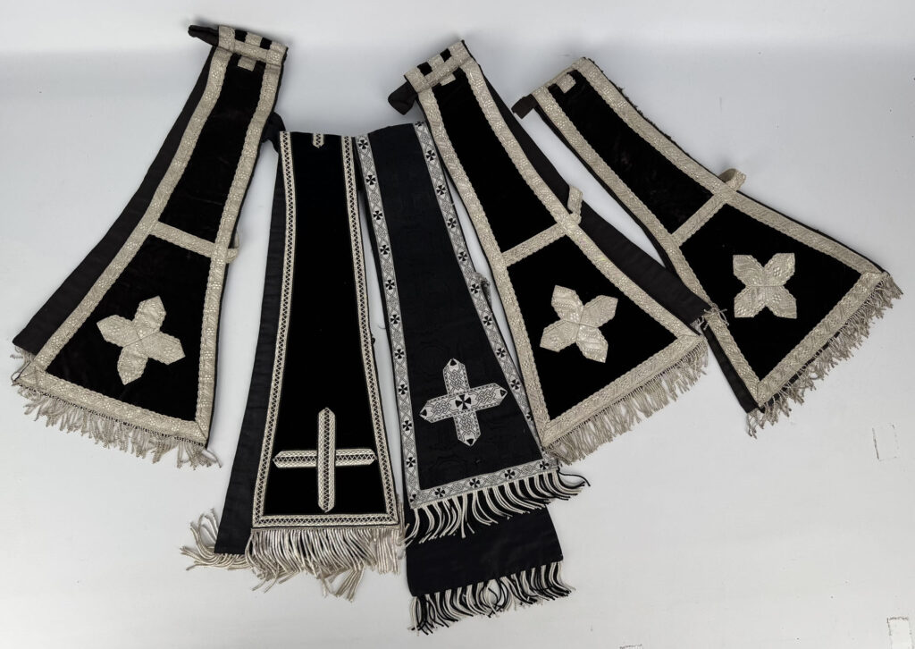 ENSEMBLE de CINQ MANIPULES et de TROIS ÉLÉMENTS de CHAPPE…