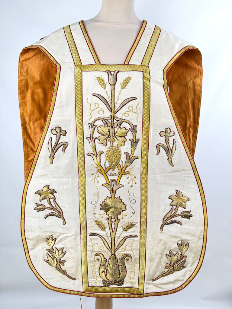 ENSEMBLE assorti comprenant une CHASUBLE ROMAINE, son ÉTOLE et un…