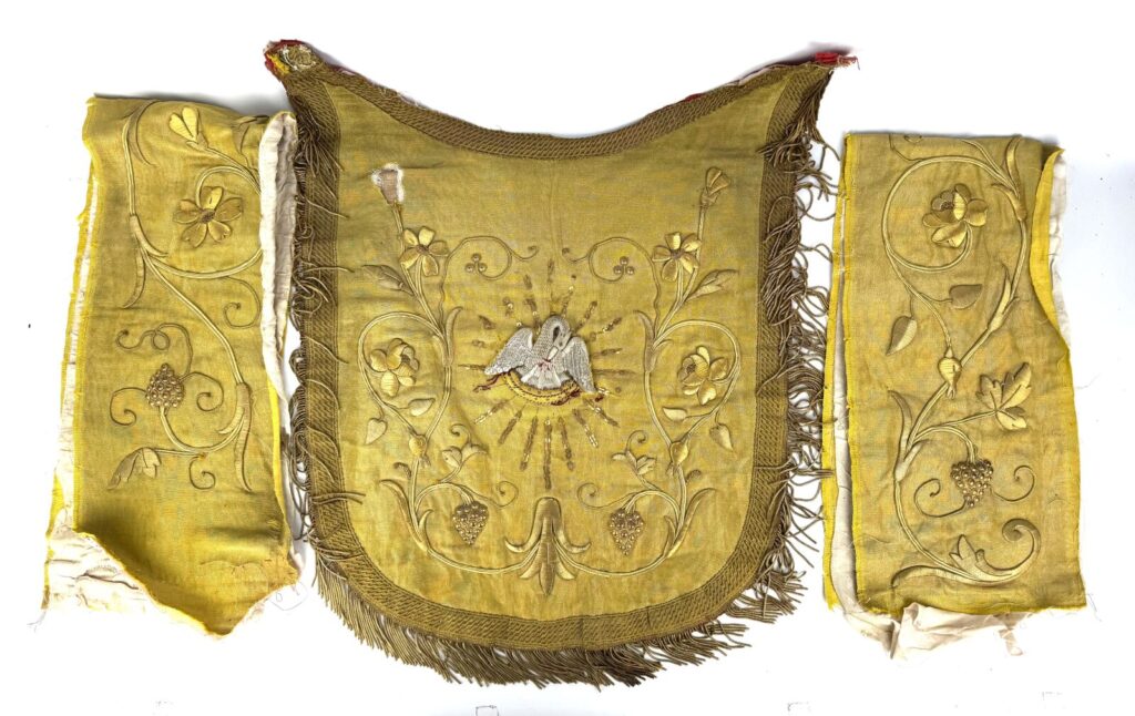 ENSEMBLE DE TROIS ÉLÉMENTS DE CHASUBLE or des temps de…