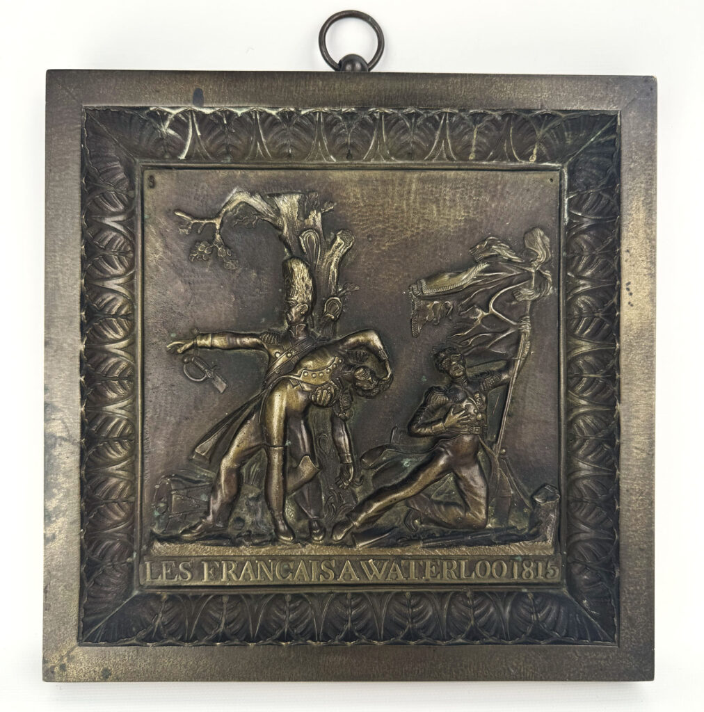 BAS-RELIEF en bronze patiné brun figurant un souvenir de la…