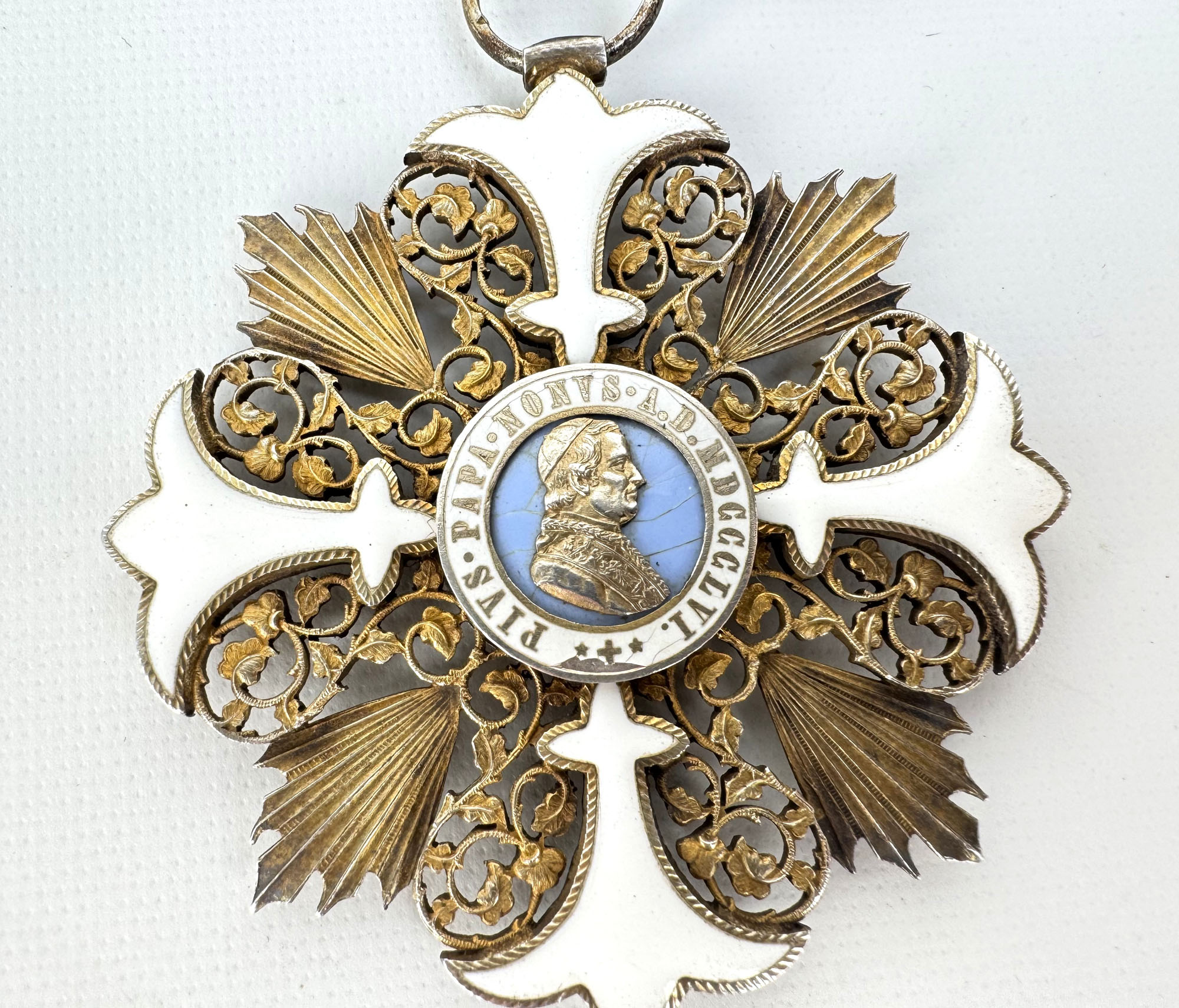 CROIX PECTORALE DE CHANOINE en vermeil, ajourée de sarments de…
