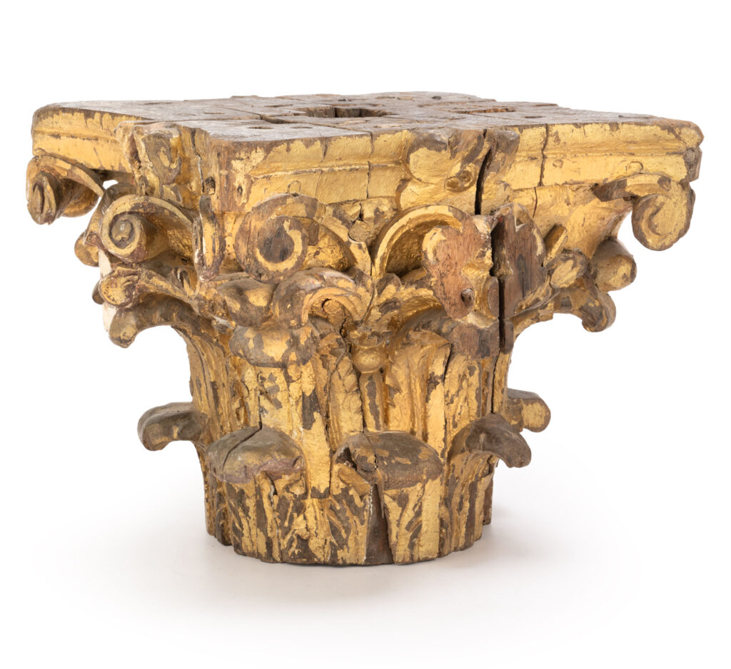 CHAPITEAU CORINTHIEN DE RETABLE en chêne mouluré et sculpté doré,…