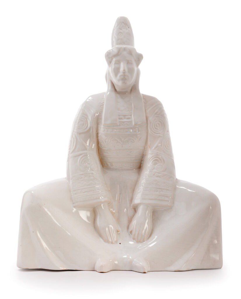 Rare statuette en faïence émaillée en blanc