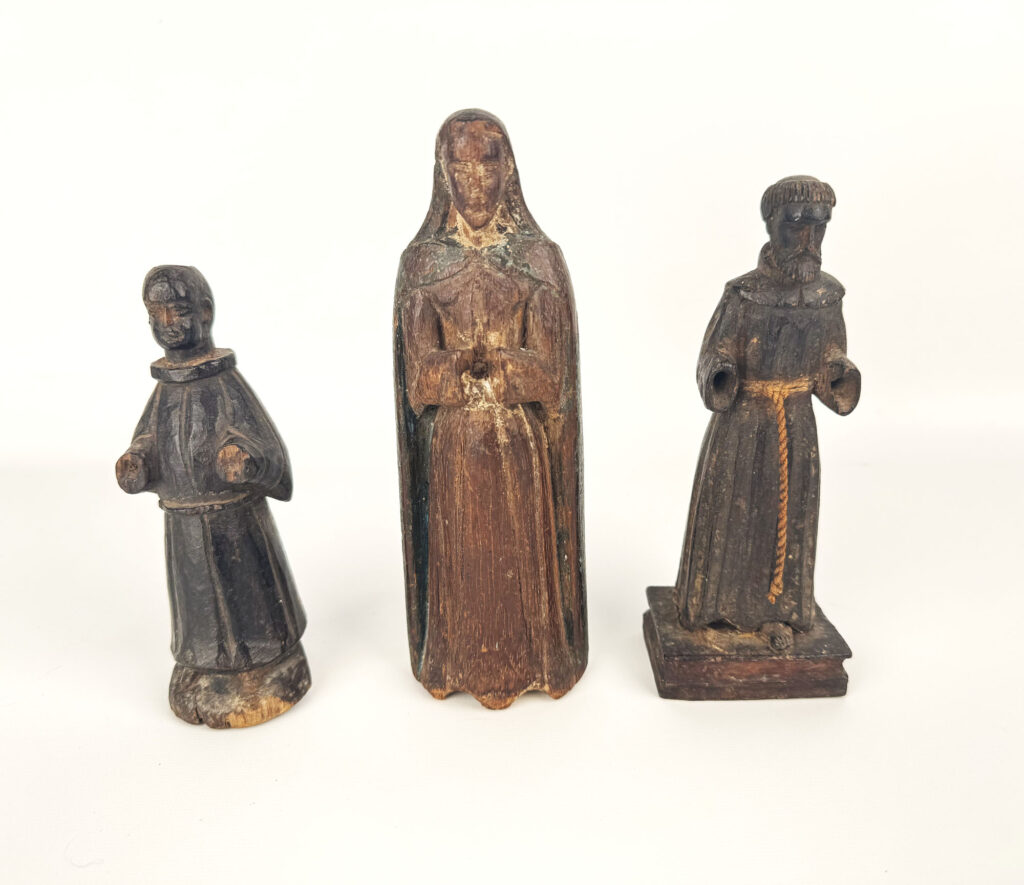 ENSEMBLE DE TROIS SCULPTURES en bois polychrome et naturel représentant…
