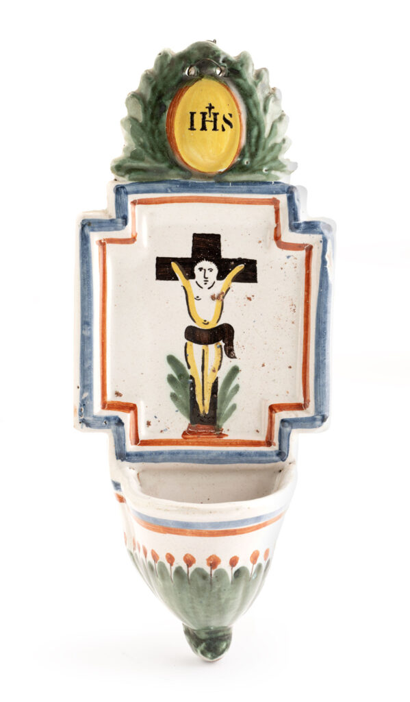 BÉNITIER en faïence émaillée polychrome à décor de lauriers et…