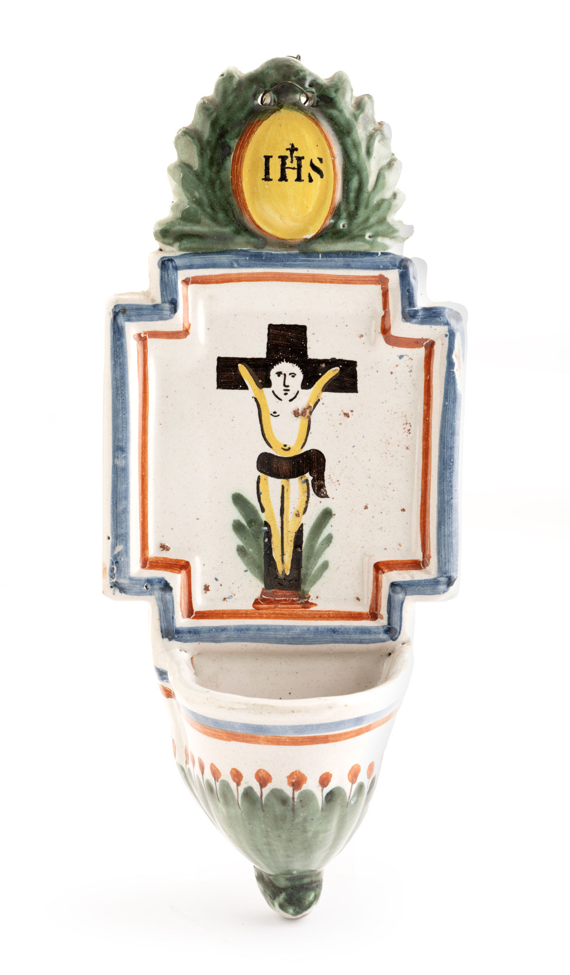BÉNITIER en faïence émaillée polychrome à décor de lauriers et…