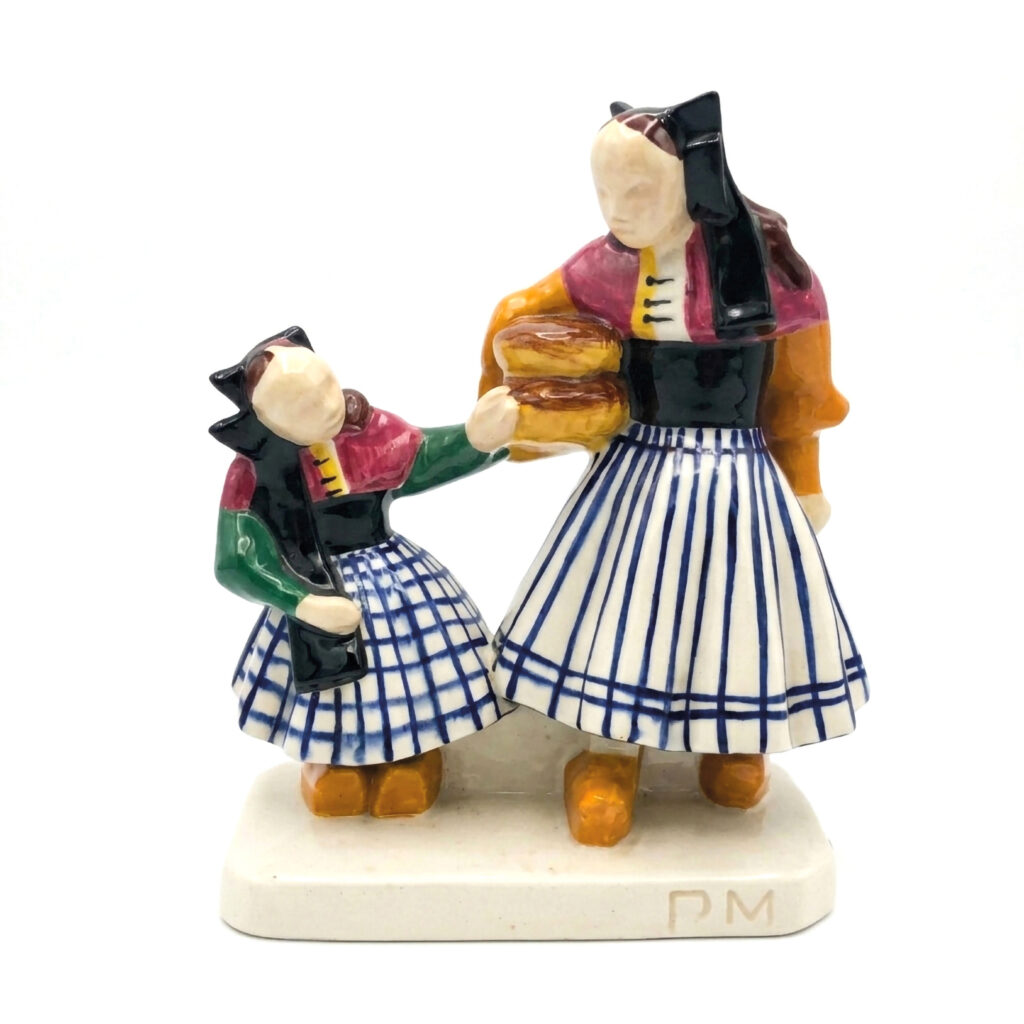 Rare groupe en faïence polychrome