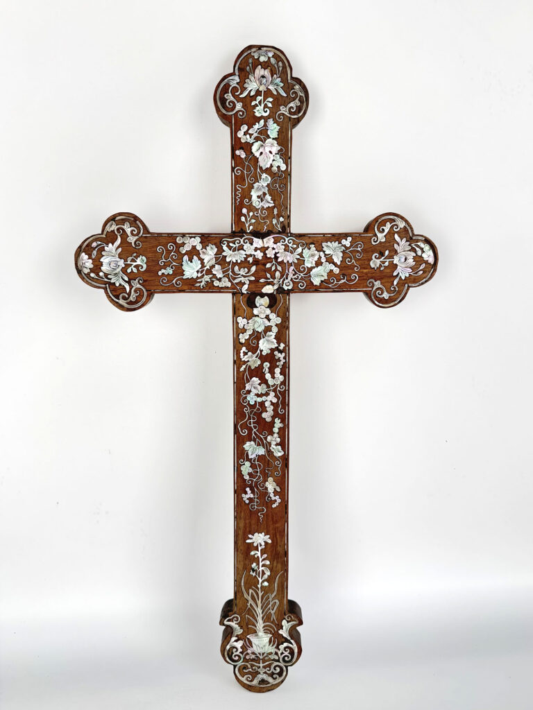 CROIX en bois exotique, ornée d&rsquo;un riche décor en incrustation…