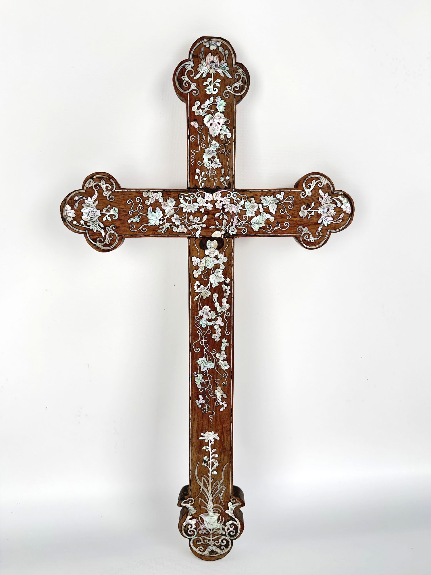 CROIX en bois exotique, ornée d’un riche décor en incrustation…