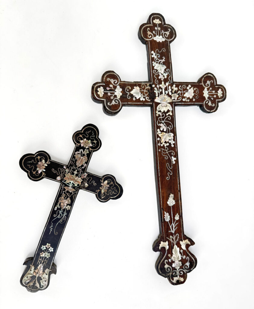 ENSEMBLE DE DEUX CROIX en bois exotique, ornée d&rsquo;un riche…