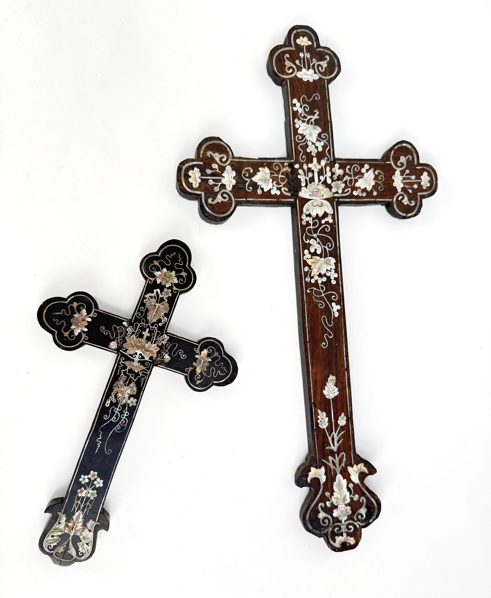 ENSEMBLE DE DEUX CROIX en bois exotique, ornée d’un riche…